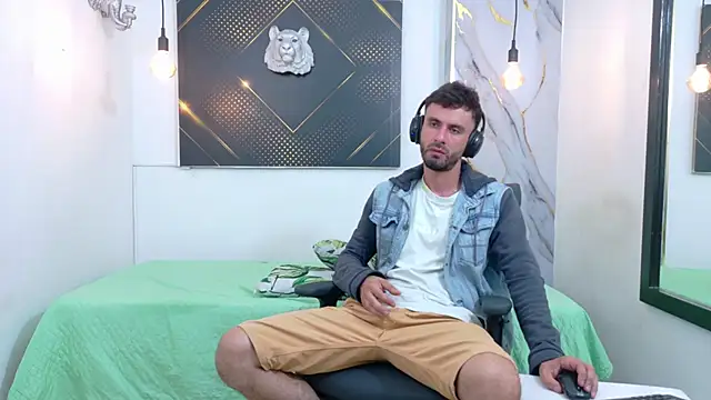Snapshot of KingOfTemptation chatting on 06-10-26, 04:03 KingOfTemptation online show from 06-10-26, 04:03