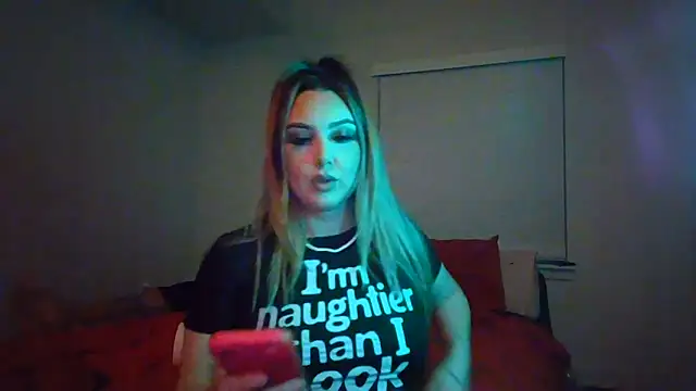 Snapshot of Magentavixen21 chatting on 05-26-26, 08:34 Magentavixen21 online show from 05-26-26, 08:34