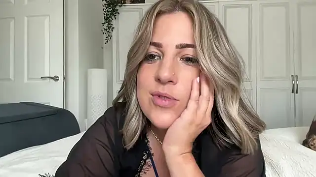 Snapshot of annabellewarick chatting on 05-21-26, 01:52 annabellewarick online show from 05-21-26, 01:52