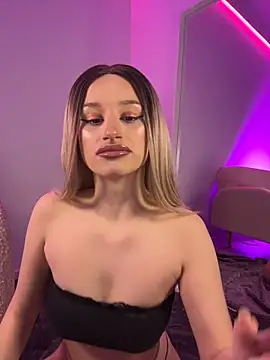 ScarletFlameee online show from 04-25-26, 06:05