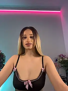 ScarletFlameee online show from 05-03-26, 06:18