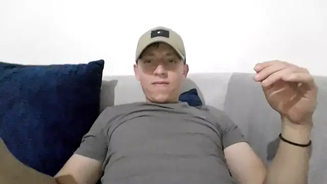 Snapshot of paulcevallos05 chatting on 05-27-26, 04:31 paulcevallos05 online show from 05-27-26, 04:31