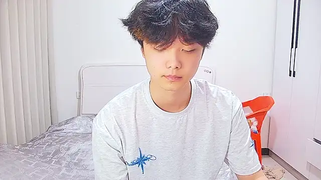 Snapshot of icecream-002 chatting on 06-15-26, 02:17 icecream-002 online show from 06-15-26, 02:17
