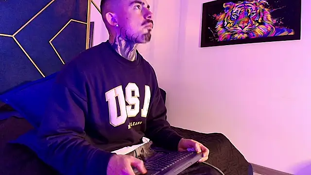 Dallas Whitee online show from 03-21-26, 07:51