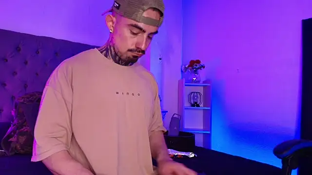 Dallas Whitee online show from 04-25-26, 08:06