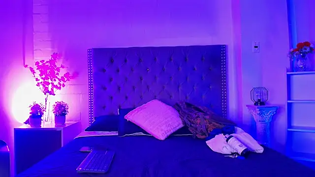 Dallas Whitee online show from 04-23-26, 07:37