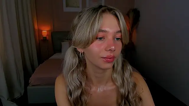 Snapshot of LuluAlis chatting on 06-19-26, 02:01 LuluAlis online show from 06-19-26, 02:01