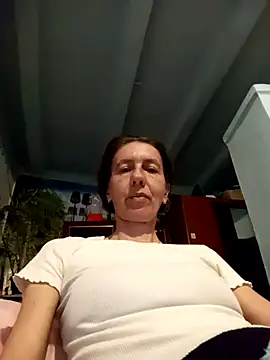 Snapshot of Tania9876 chatting on 05-16-26, 06:40 Tania9876 online show from 05-16-26, 06:40