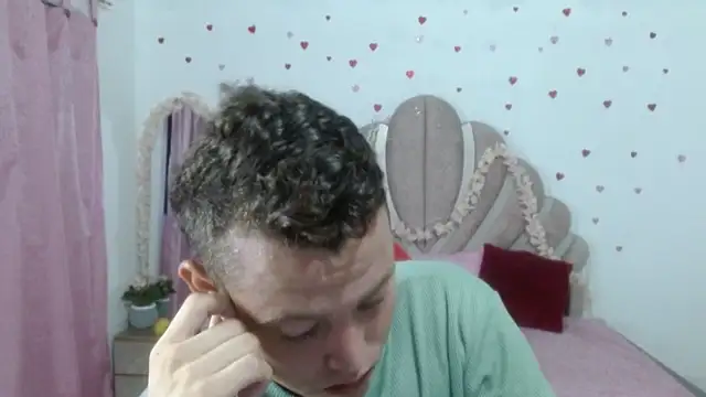 Snapshot of sven_fox723 chatting on 06-12-26, 12:58 sven fox723 online show from 06-12-26, 12:58