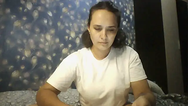 Snapshot of Alisa07qw chatting on 06-10-26, 03:35 Alisa07qw online show from 06-10-26, 03:35