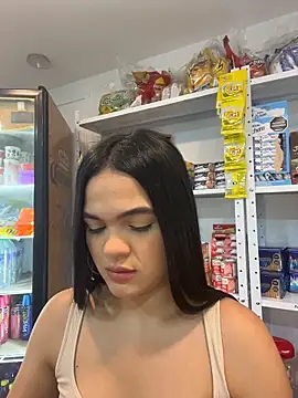 Snapshot of Bella-Ferrer chatting on 06-17-26, 06:07 Bella-Ferrer online show from 06-17-26, 06:07