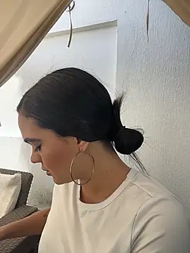 Snapshot of Bella-Ferrer chatting on 07-17-26, 04:04 Bella-Ferrer online show from 07-17-26, 04:04