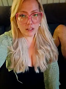 Snapshot of LexySaint chatting on 10-26-25, 02:06 LexySaint online show from 10-26-25, 02:06