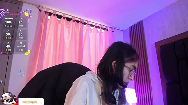 Snapshot of Molly_A chatting on 06-17-26, 03:11 Molly A online show from 06-17-26, 03:11