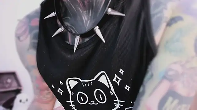 shes creepy online show from 04-07-26, 10:17