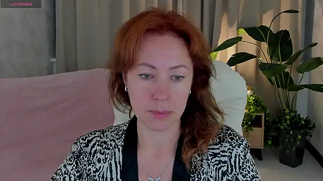 Snapshot of LeticiaRomano chatting on 05-18-26, 04:01 LeticiaRomano online show from 05-18-26, 04:01