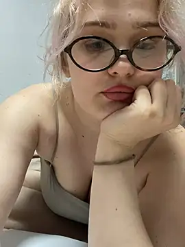 Snapshot of keeeessyyy chatting on 05-20-26, 04:37 keeeessyyy online show from 05-20-26, 04:37