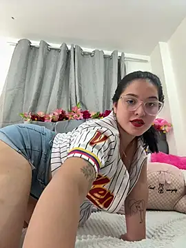 Snapshot of Isabella_Roses_ chatting on 07-06-26, 01:45 Isabella Roses online show from 07-06-26, 01:45