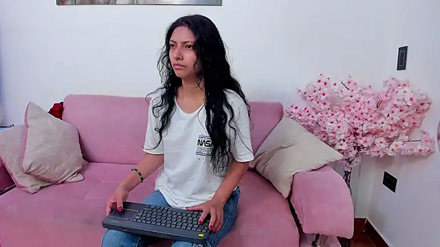 Snapshot of Tamar4_f00x chatting on 05-29-26, 01:06 Tamar4 f00x online show from 05-29-26, 01:06