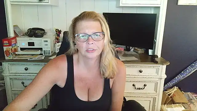 Snapshot of Stickywethoney chatting on 06-15-26, 02:06 Stickywethoney online show from 06-15-26, 02:06