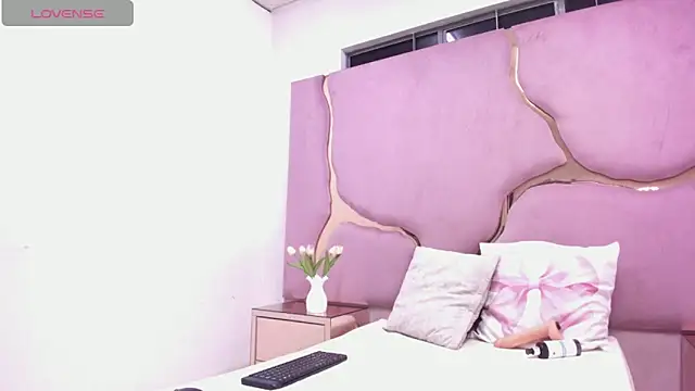 LaurendPink online show from 04-12-26, 01:47