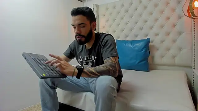 JEAN LEWIS2 online show from 04-21-26, 01:42