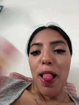 sylphiee  online show from 03-26-26, 05:22