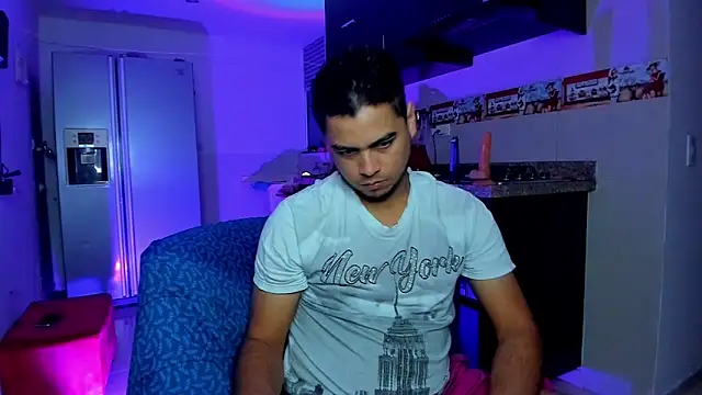 Snapshot of Fox_couplee69 chatting on 05-14-26, 08:00 Fox couplee69 online show from 05-14-26, 08:00