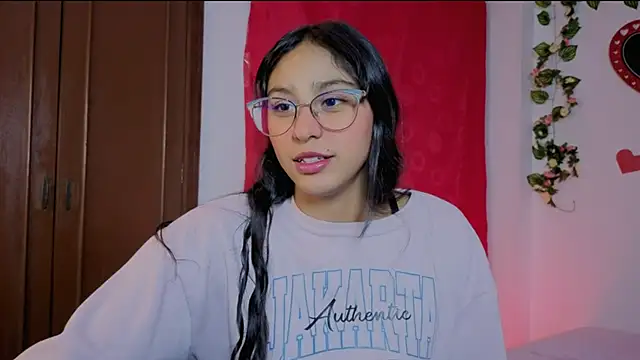 Snapshot of PaulaCutexs chatting on 05-18-26, 04:18 PaulaCutexs online show from 05-18-26, 04:18