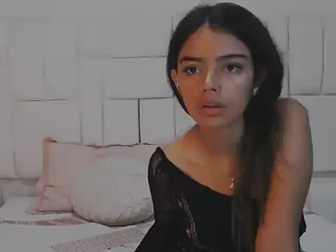 Snapshot of AnnieDesire chatting on 05-28-26, 04:42 AnnieDesire online show from 05-28-26, 04:42