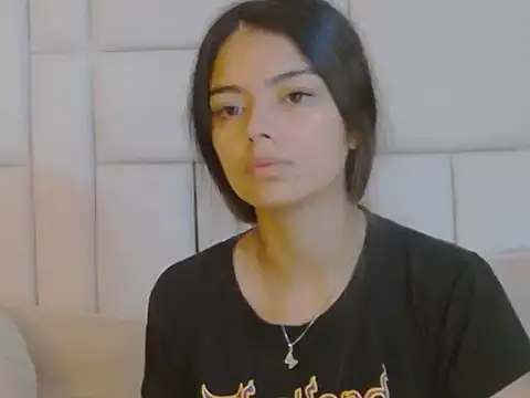 Snapshot of AnnieDesire chatting on 06-19-26, 05:57 AnnieDesire online show from 06-19-26, 05:57