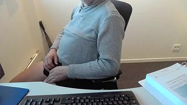 Snapshot of Buggemann chatting on 05-06-26, 04:05 Buggemann online show from 05-06-26, 04:05