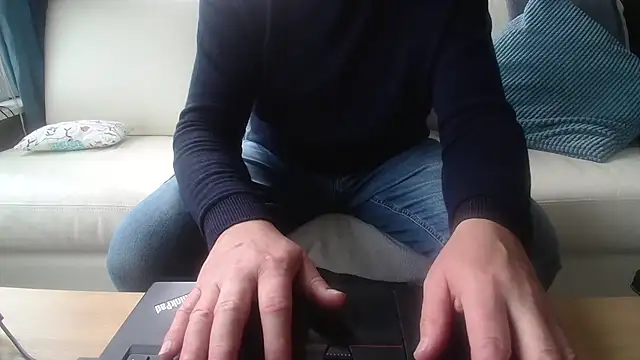 Snapshot of Buggemann chatting on 05-19-26, 03:52 Buggemann online show from 05-19-26, 03:52