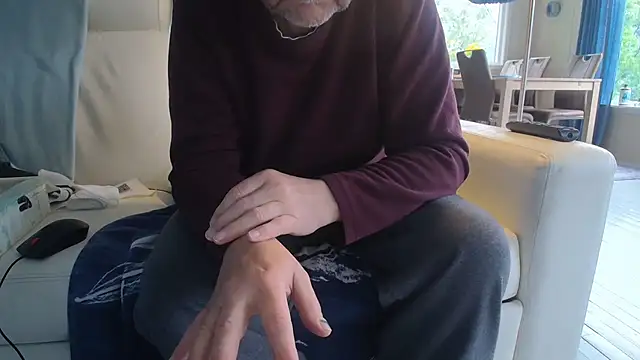 Snapshot of Buggemann chatting on 06-12-26, 03:59 Buggemann online show from 06-12-26, 03:59