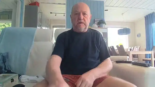 Snapshot of Buggemann chatting on 06-12-26, 04:05 Buggemann online show from 06-12-26, 04:05
