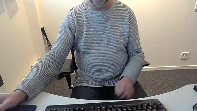 Snapshot of Buggemann chatting on 05-11-26, 03:52 Buggemann online show from 05-11-26, 03:52