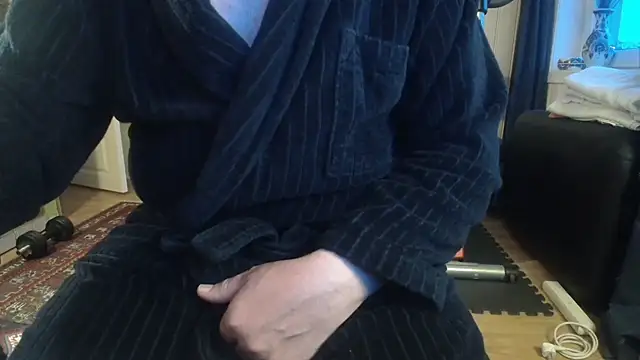 Snapshot of Buggemann chatting on 05-25-26, 02:33 Buggemann online show from 05-25-26, 02:33