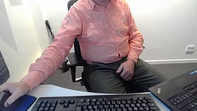 Snapshot of Buggemann chatting on 06-18-26, 02:54 Buggemann online show from 06-18-26, 02:54