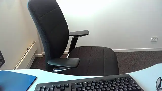 Snapshot of Buggemann chatting on 05-28-26, 05:04 Buggemann online show from 05-28-26, 05:04