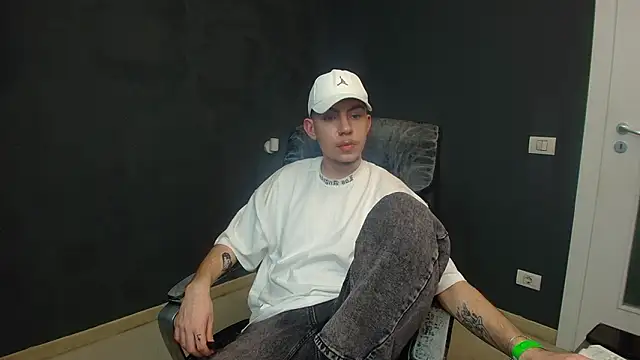 Snapshot of KrewVaughn chatting on 03-15-26, 07:48 KrewVaughn online show from 03-15-26, 07:48