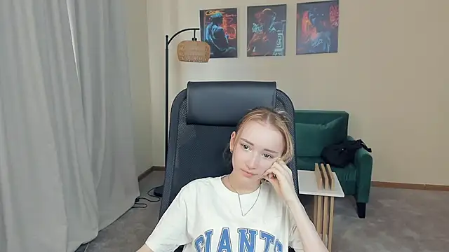 TiffanyJi online show from 03-12-26, 11:25