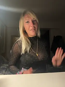 Snapshot of AtomBlondy chatting on 03-15-26, 09:22 AtomBlondy online show from 03-15-26, 09:22