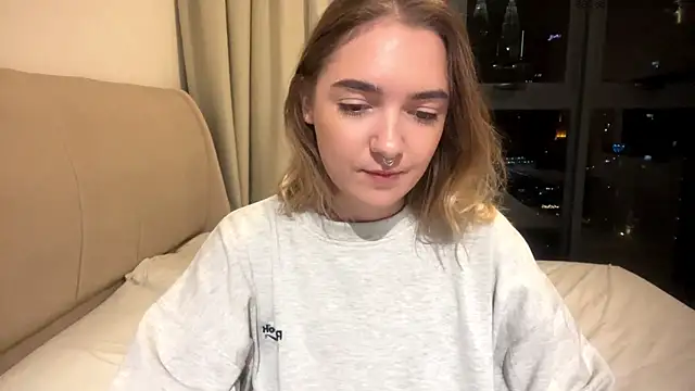 Snapshot of RoxyWet chatting on 05-19-26, 02:13 RoxyWet online show from 05-19-26, 02:13