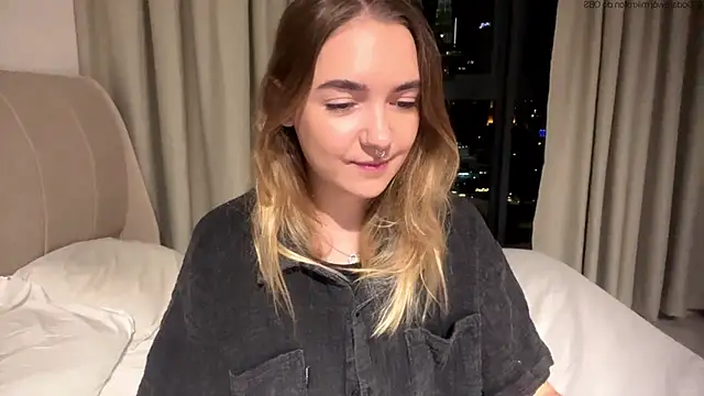 Snapshot of RoxyWet chatting on 05-20-26, 02:25 RoxyWet online show from 05-20-26, 02:25