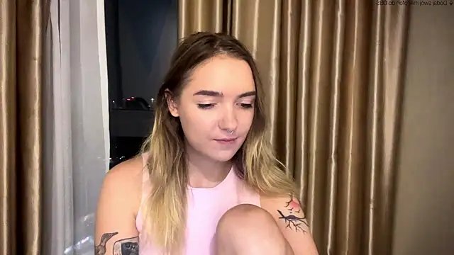 Snapshot of RoxyWet chatting on 05-27-26, 02:13 RoxyWet online show from 05-27-26, 02:13