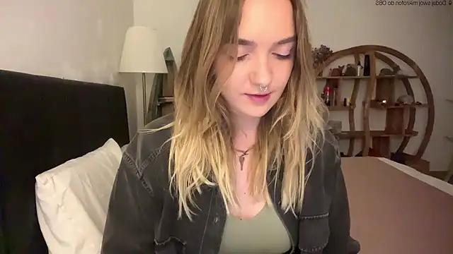 Snapshot of RoxyWet chatting on 05-15-26, 04:05 RoxyWet online show from 05-15-26, 04:05