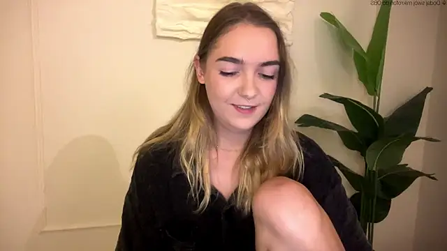 Snapshot of RoxyWet chatting on 05-31-26, 12:22 RoxyWet online show from 05-31-26, 12:22