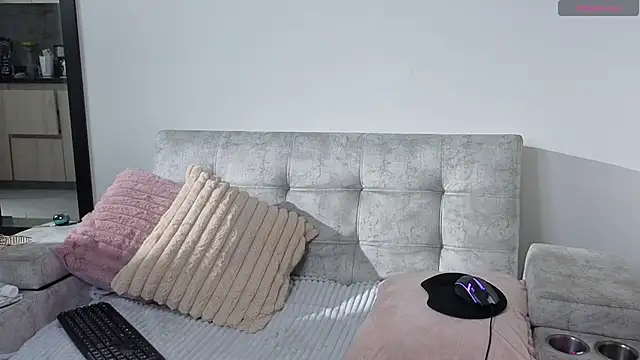Snapshot of Elodie221 chatting on 08-03-26, 05:04 Elodie221 online show from 08-03-26, 05:04