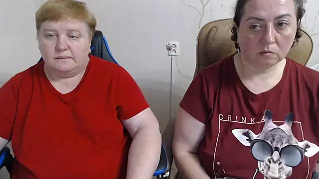 Snapshot of Lindy-Jeanie chatting on 06-06-26, 06:35 Lindy-Jeanie online show from 06-06-26, 06:35