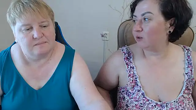 Snapshot of Lindy-Jeanie chatting on 07-04-26, 04:33 Lindy-Jeanie online show from 07-04-26, 04:33